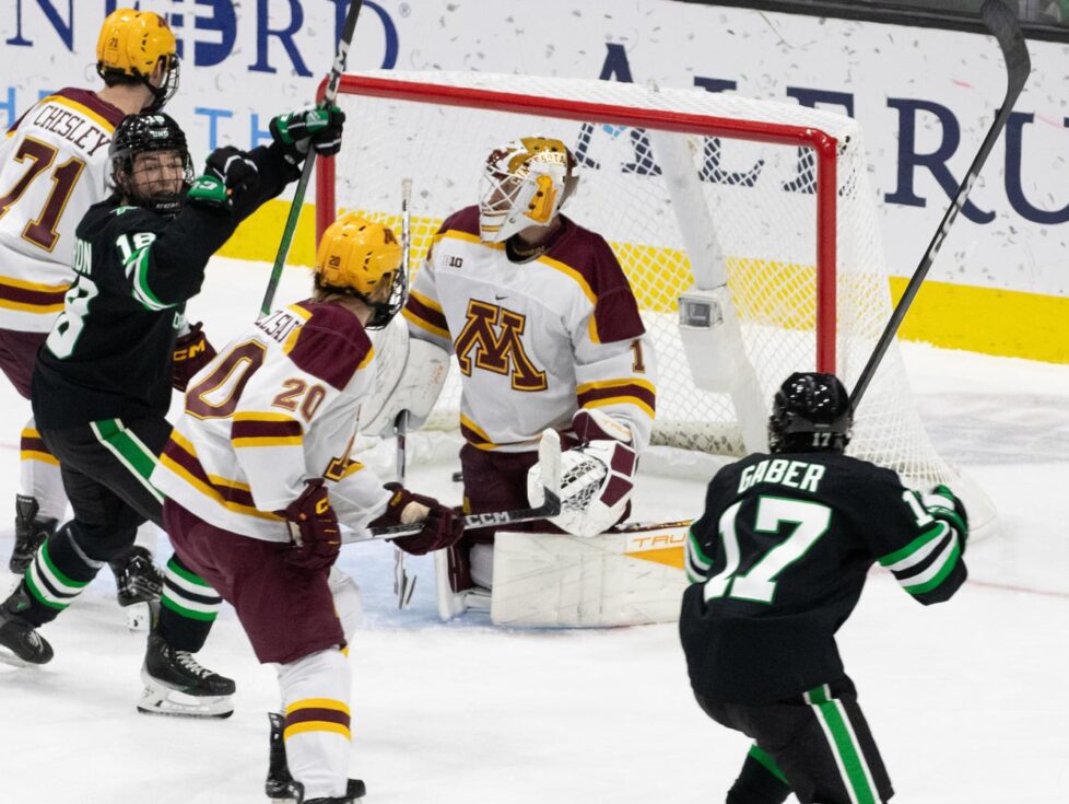 UND's Jayden Perron with a nice deflection to get the 1st goal of the game.