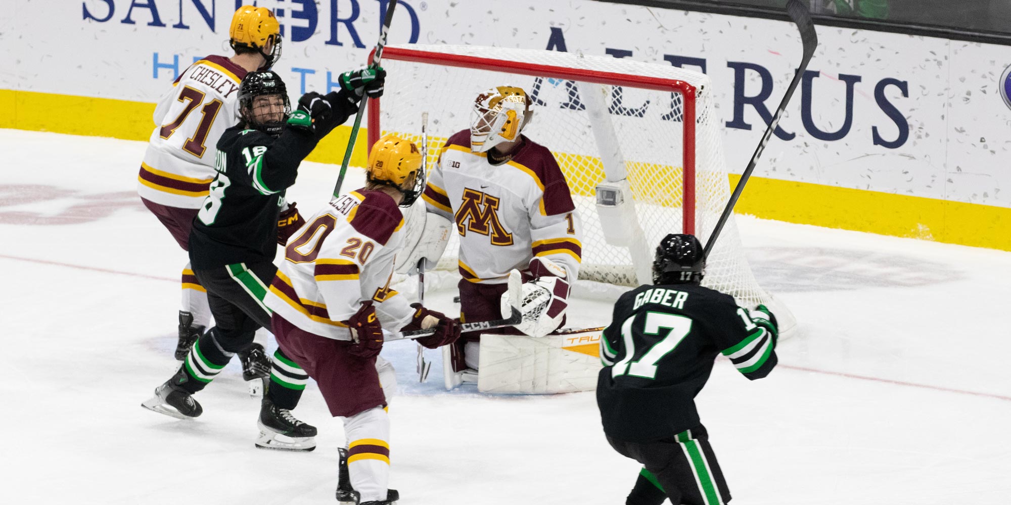 UND's Jayden Perron with a nice deflection to get the 1st goal of the game.